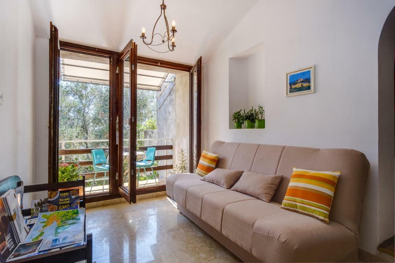 Apartments Mirella Mali Lošinj Exterior foto